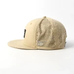 cappellino trucker a 6 pannelli in tessuto funzionale con patch in gomma e perforazione laser - View 10