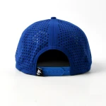 cappellino trucker a 6 pannelli in tessuto funzionale con patch in gomma e perforazione laser - View 13