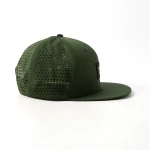 cappellino trucker a 6 pannelli in tessuto funzionale con patch in gomma e perforazione laser - View 19