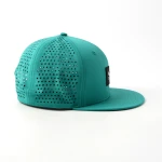 cappellino trucker a 6 pannelli in tessuto funzionale con patch in gomma e perforazione laser - View 20