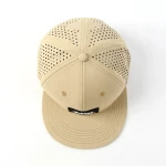 cappellino trucker a 6 pannelli in tessuto funzionale con patch in gomma e perforazione laser - View 22