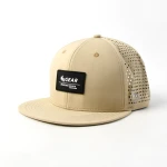 cappellino trucker a 6 pannelli in tessuto funzionale con patch in gomma e perforazione laser - View 2